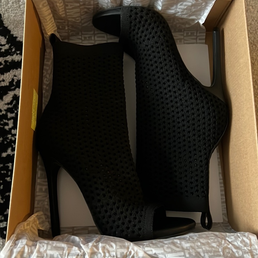 Steve Madden Evelina open toed booties 7.5 in Black